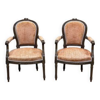 Paire de fauteuils de style Louis XVI en hêtre mouluré, travail des années 1950