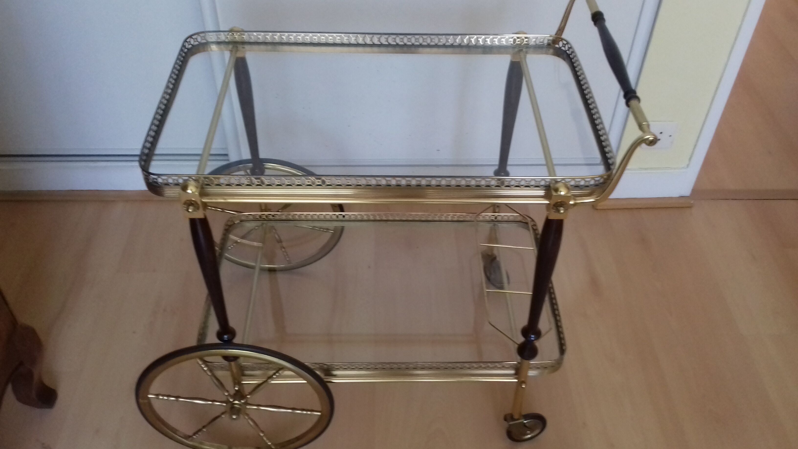 Desserte à roulettes laiton et verre