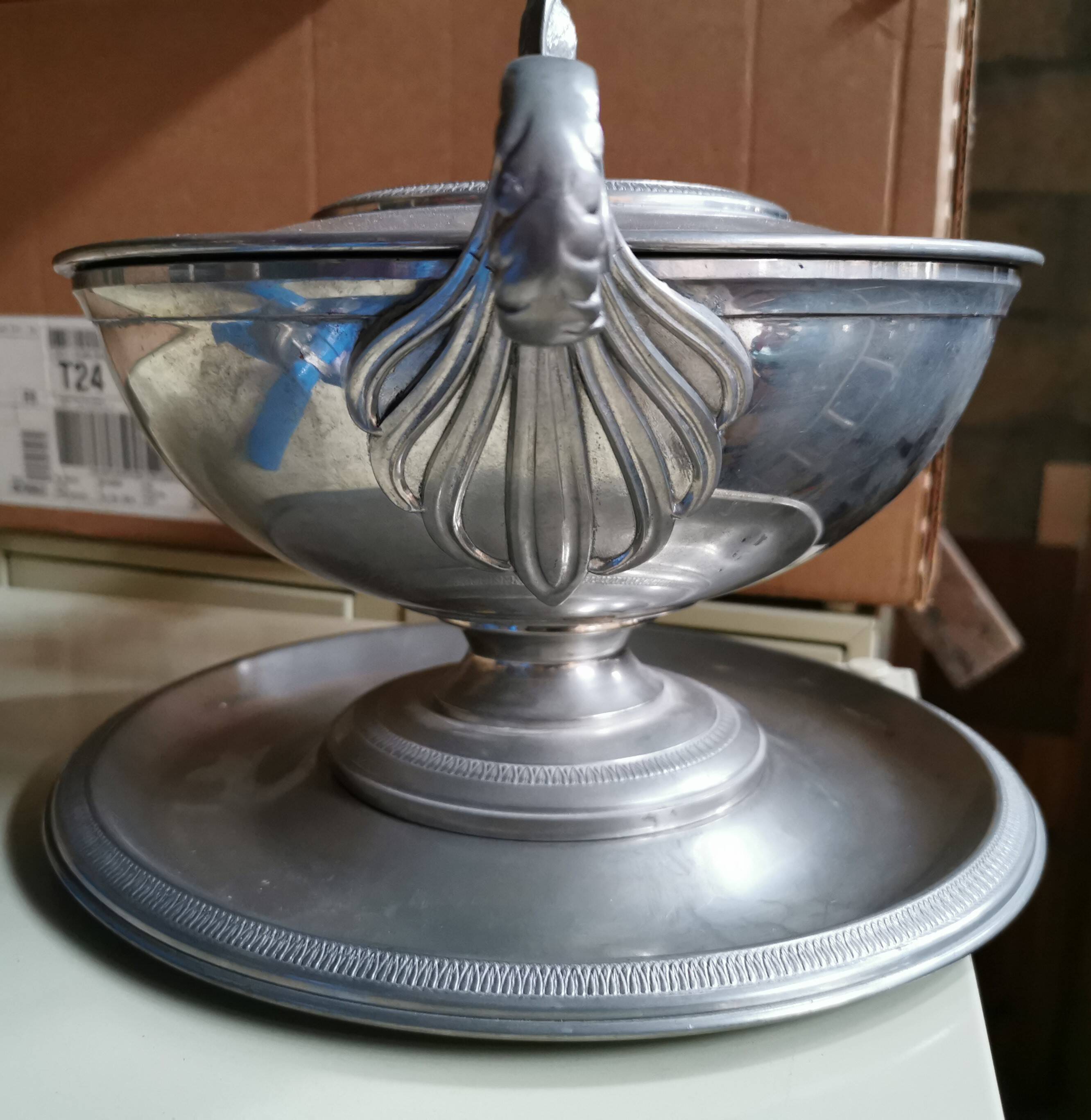 Plat coupe couverte en étain ornée d un aigle impérial empire napoléon
