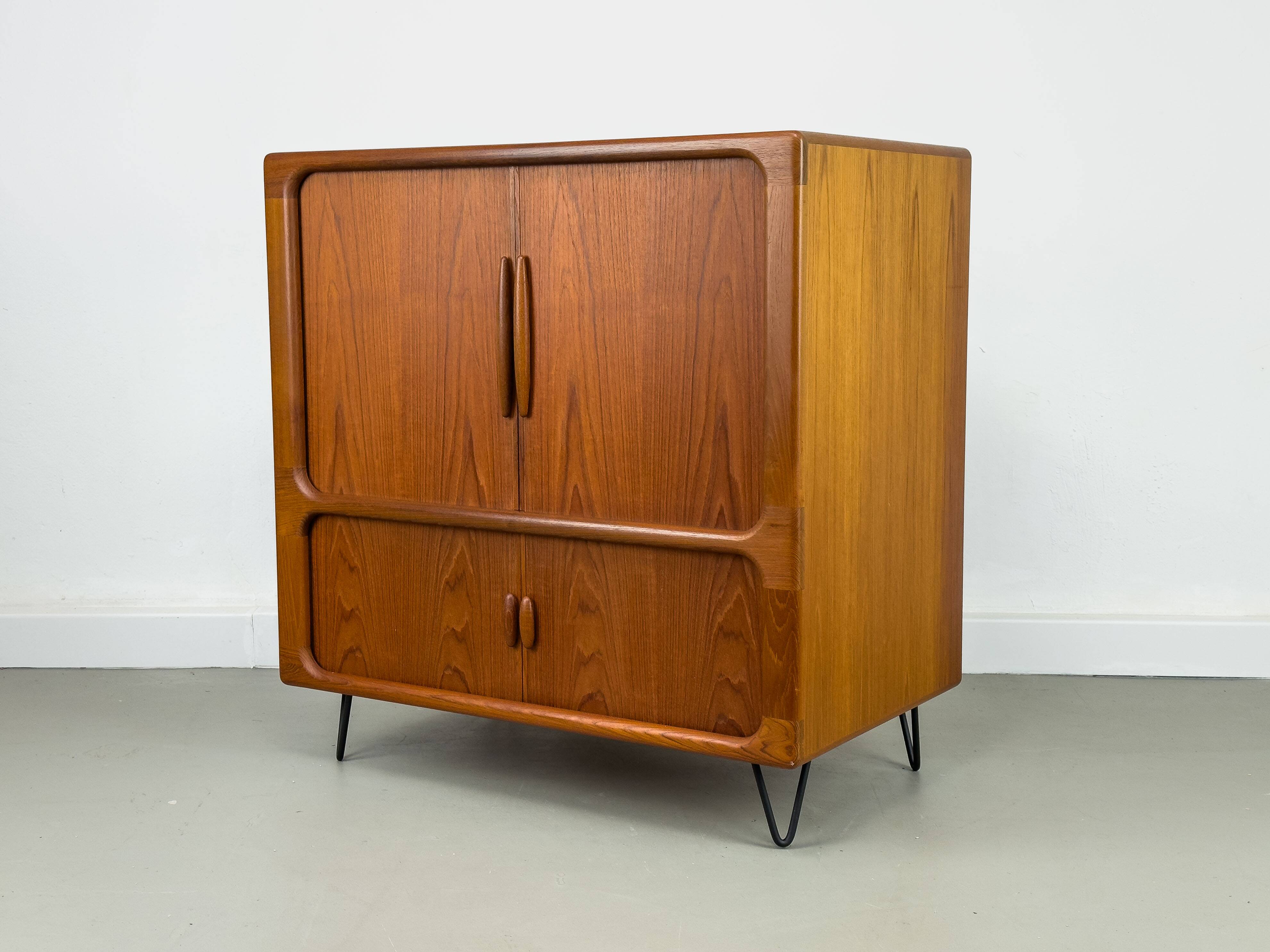 Buffet Hi-Fi danois en teck avec portes à tambour de Dyrlund, années 1970