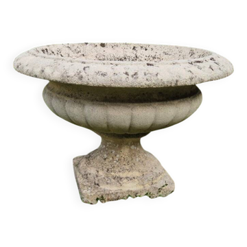 Médicis vases in reconstituted stone. 20th century.