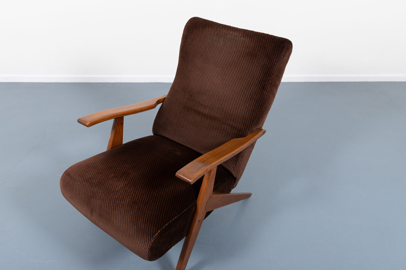 Italian reclining lounge chair by Antonio Gorgon