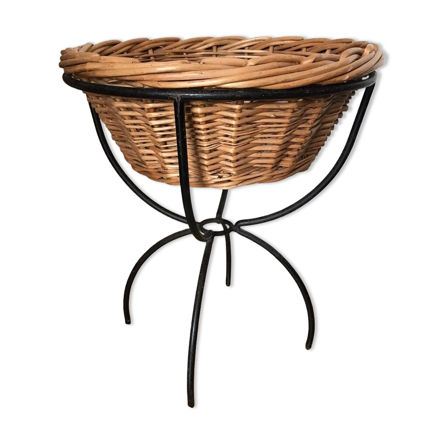 Wicker basket with metal support
