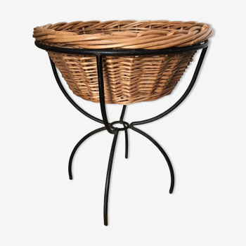 Wicker basket with metal support