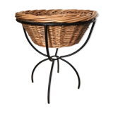 Wicker basket with metal support