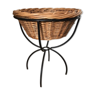 Wicker basket with metal support