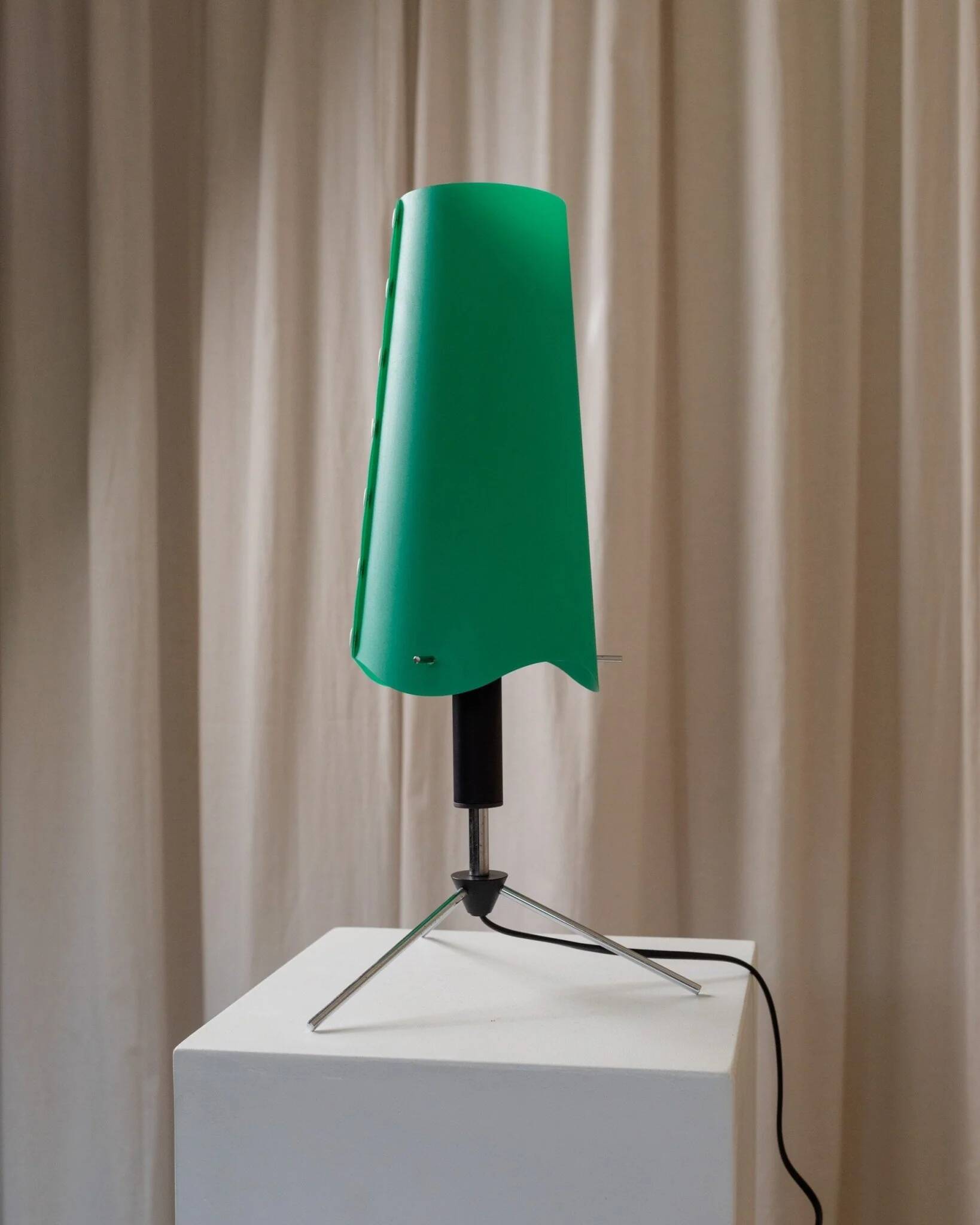 Lampe de table italienne de style Memphis des années 1980 avec cadre en métal noir-chrome et abat-jour en carton ondulé vert.