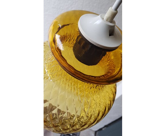 Amber glass suspension