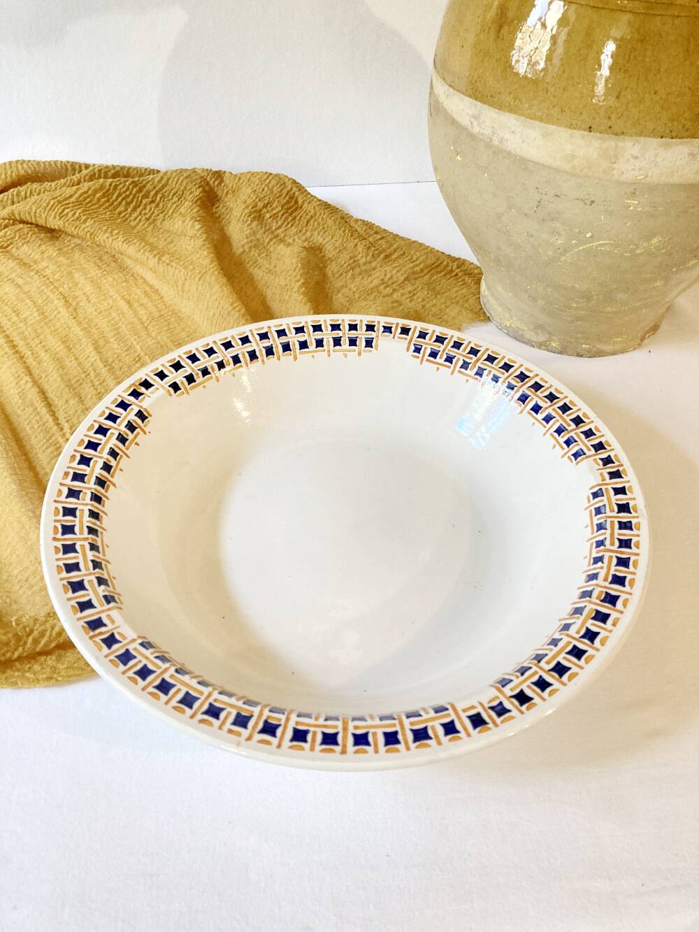 Large round dish from the Faïencerie Nouvelle de Givors, "Maryse" model