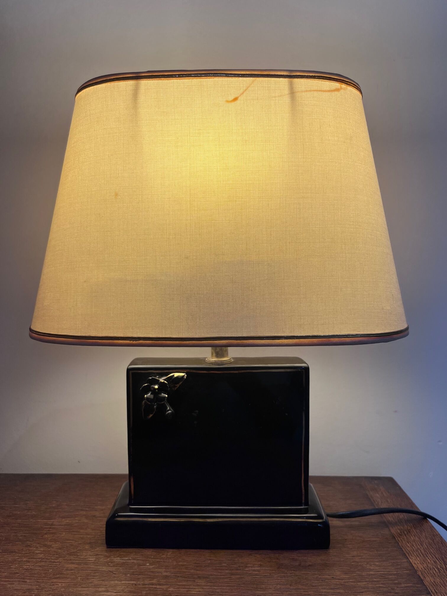 Ceramic lamp with rose decoration