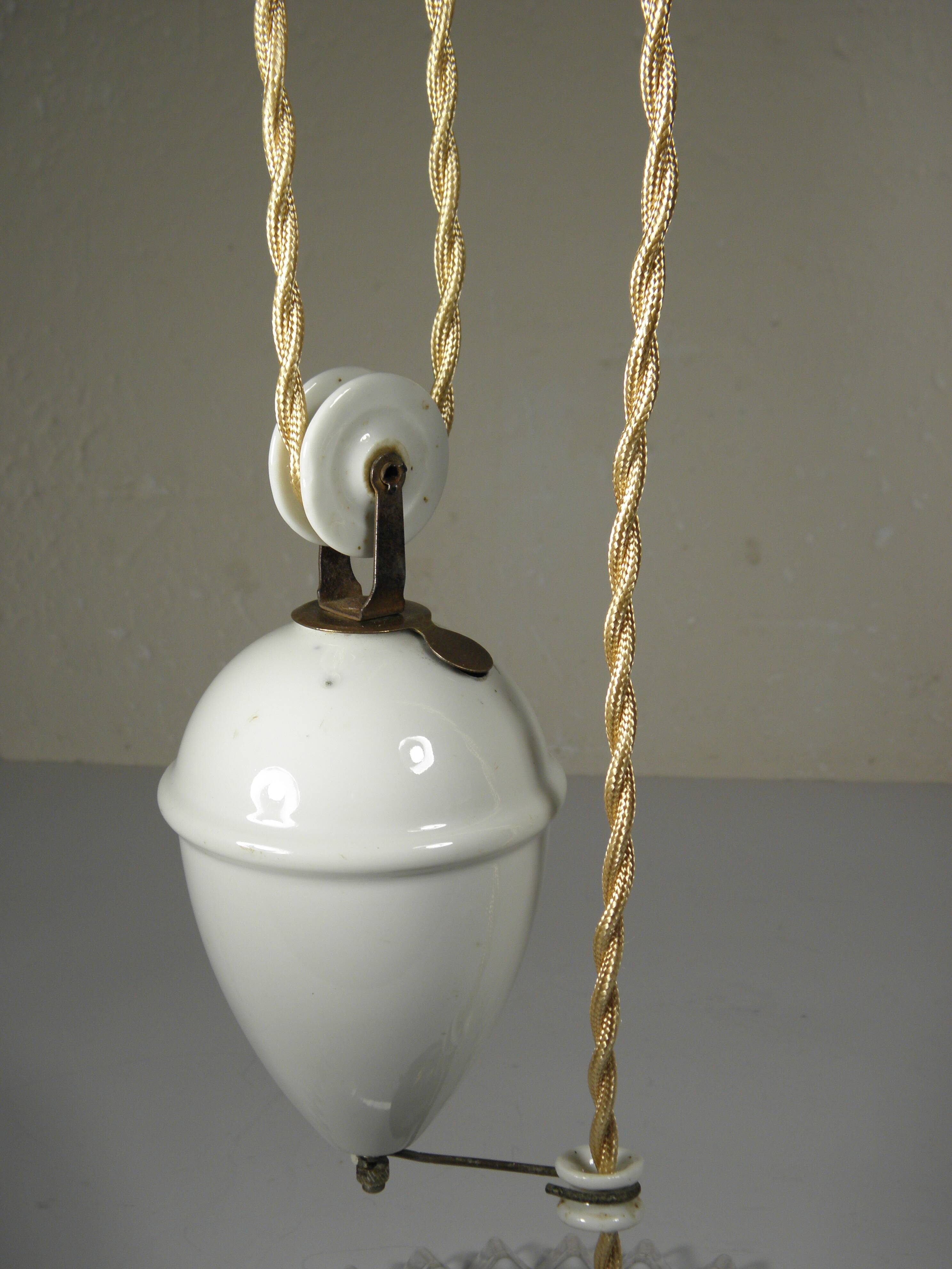 Suspension "monte et baisse" en opaline, années 40