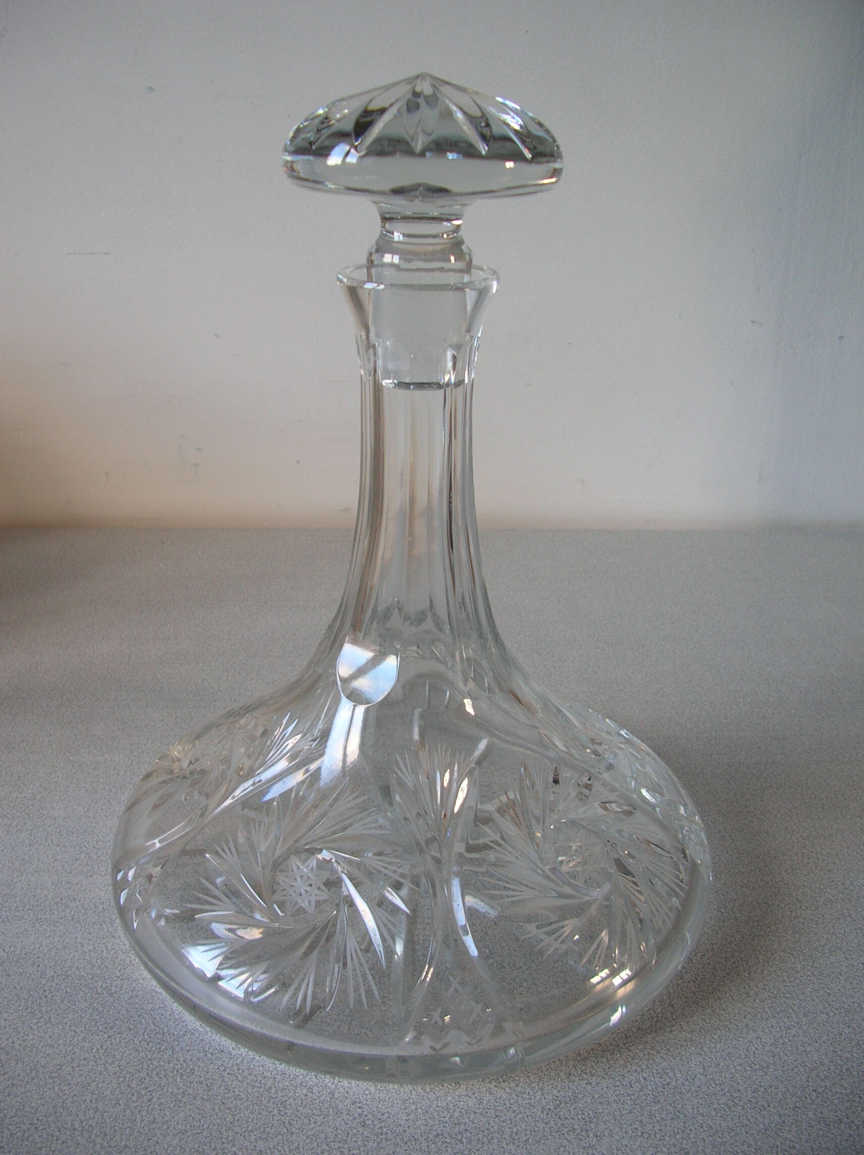 Old decanter to decant in chiseled glass and cap Table art