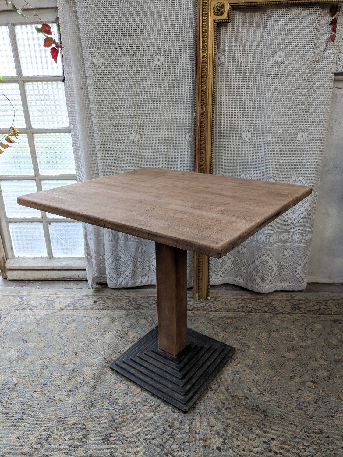 Bistro table in wood and metal
