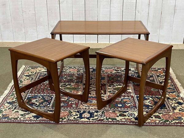 Tables gigognes anglaises en teck, années 70
