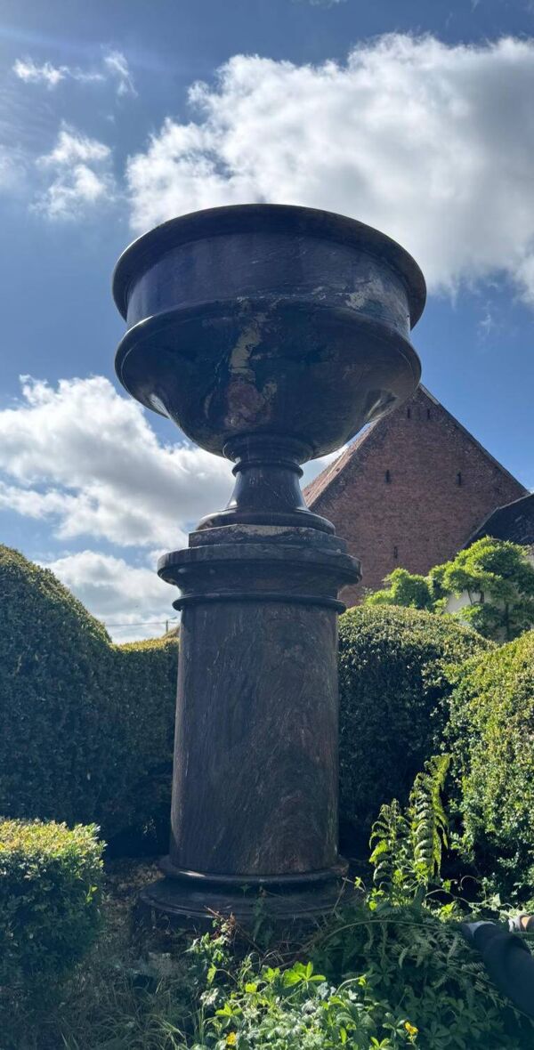 Grande colonne et sa vasque en marbre levanto, vers 1900