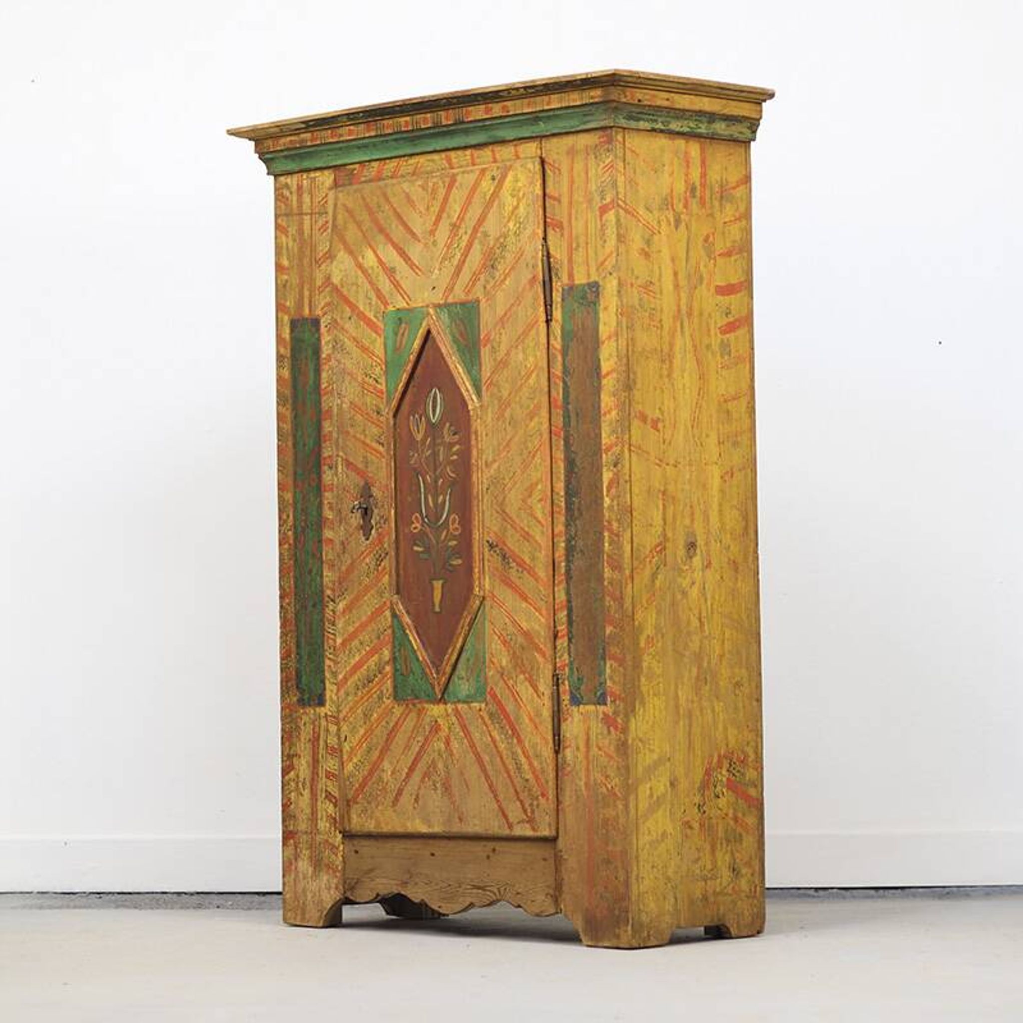 Armoire de mariage en folk art peint antique
