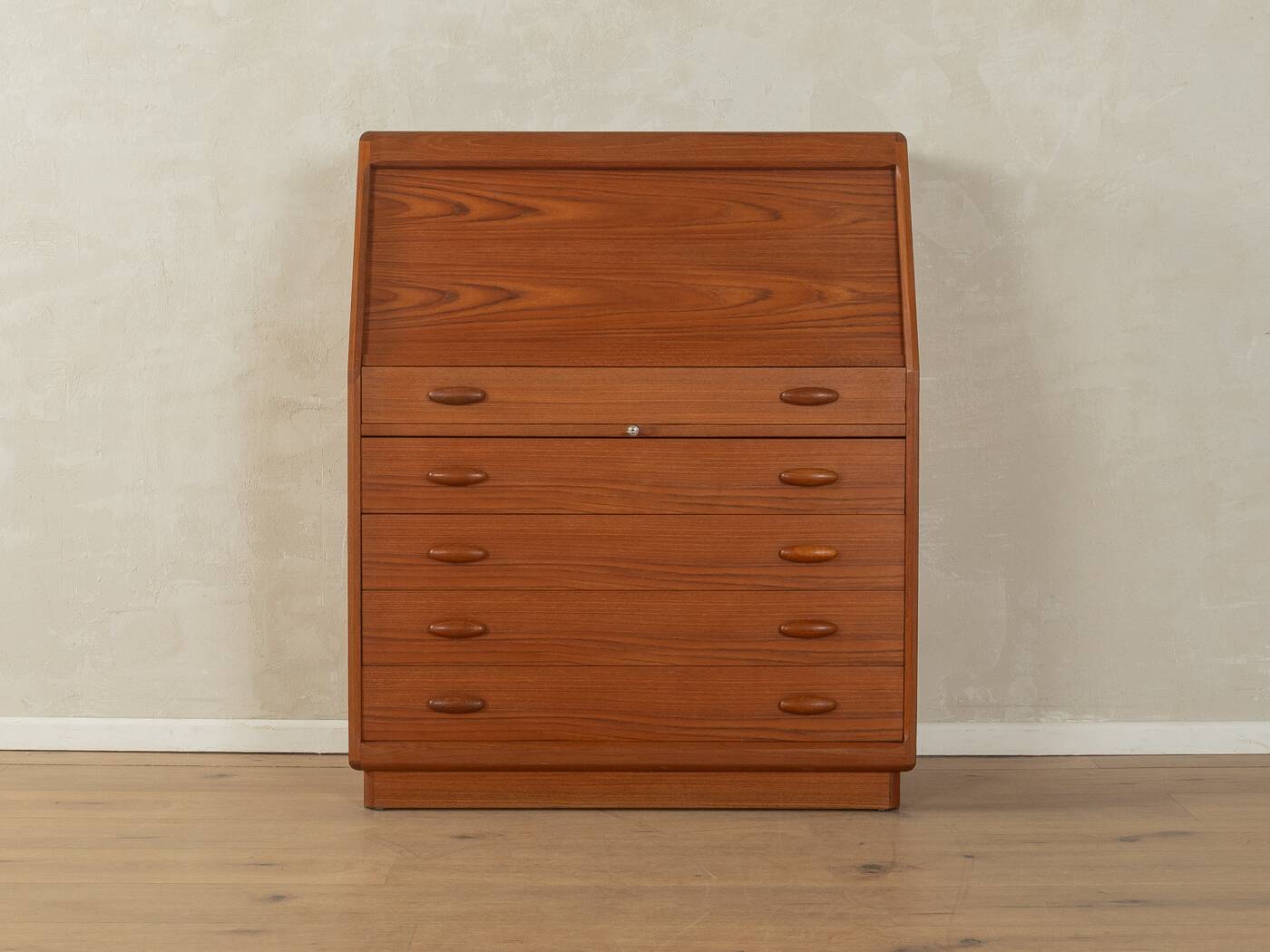 1980s bureau, Dyrlund