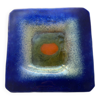 Empty glass pocket
