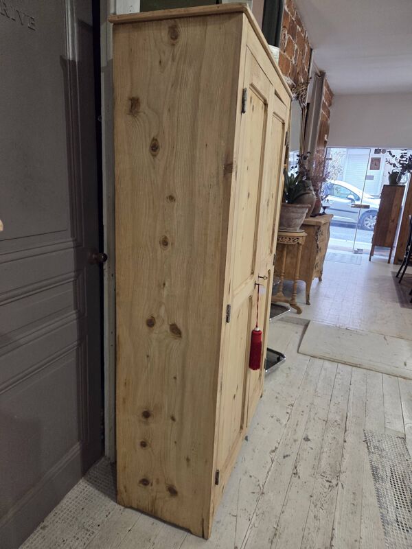 Armoire parisienne décapée
