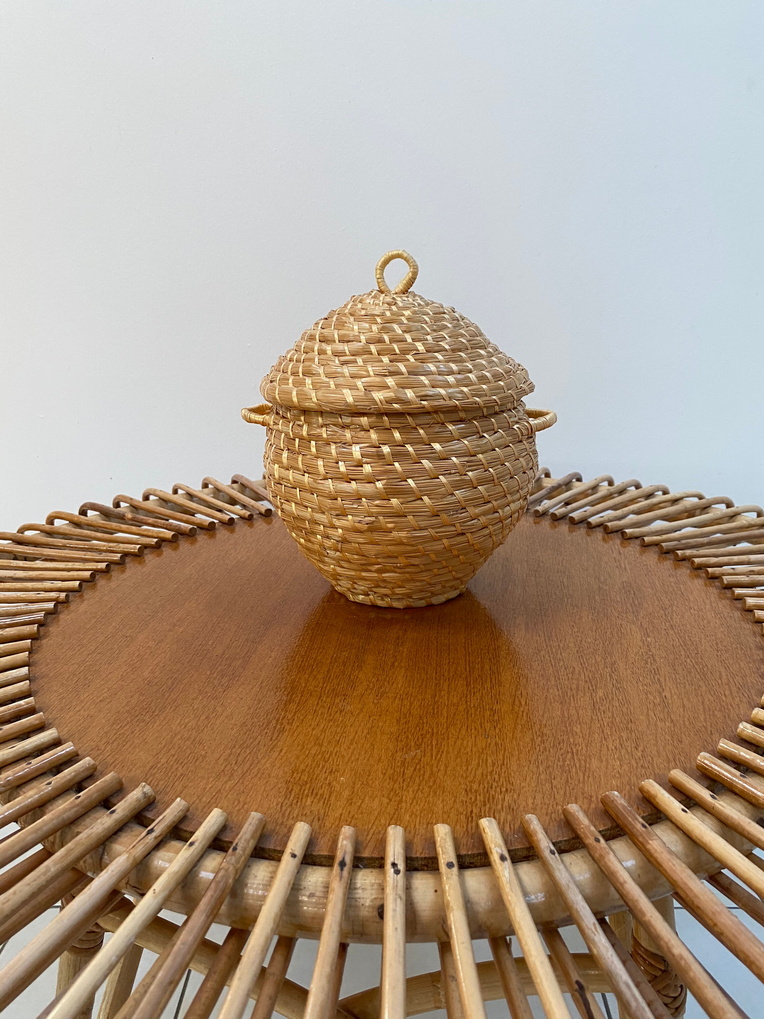 Artisanal basket made of natural fibers