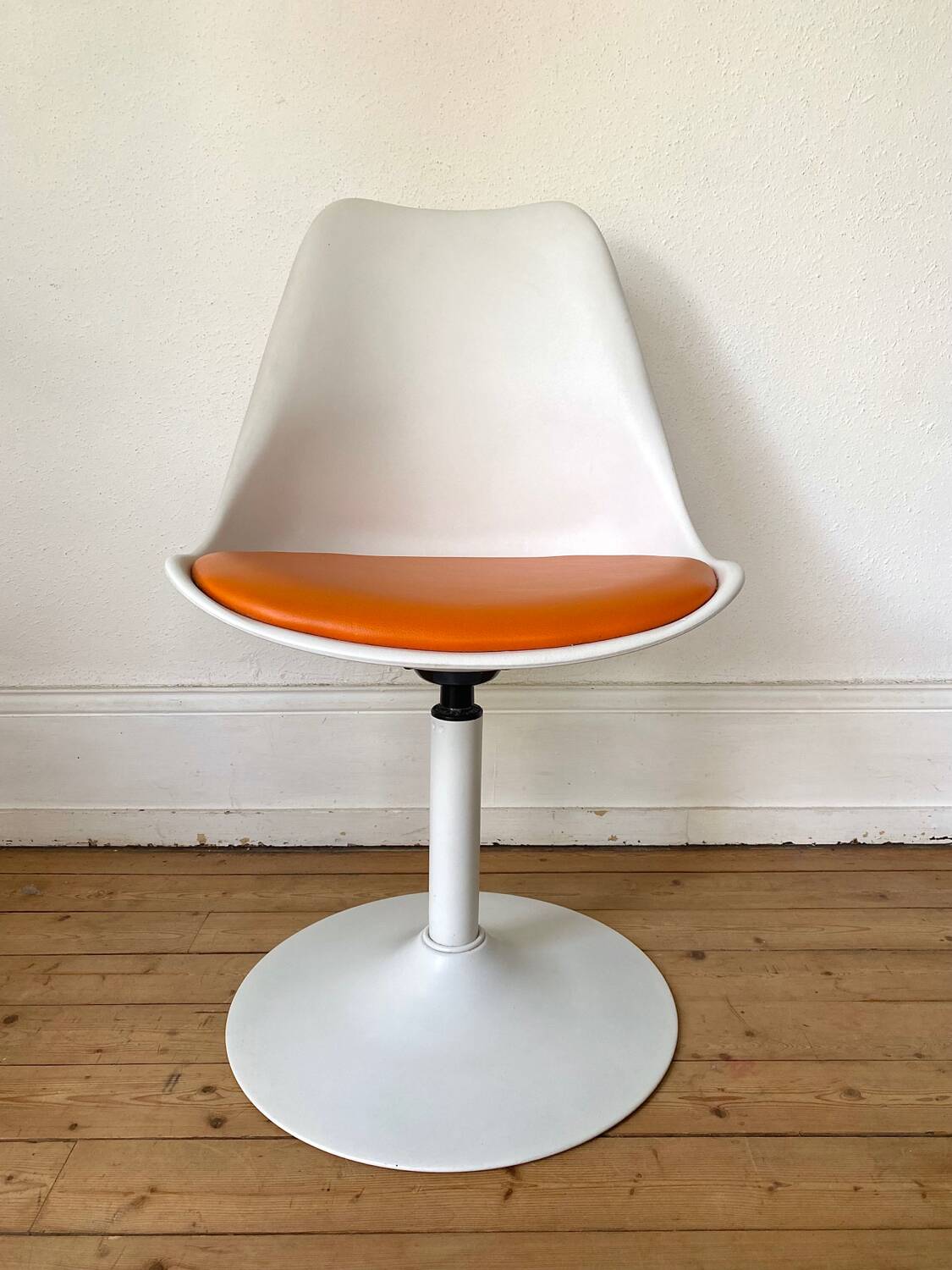 Space age 70s swivel tulip foot chairs