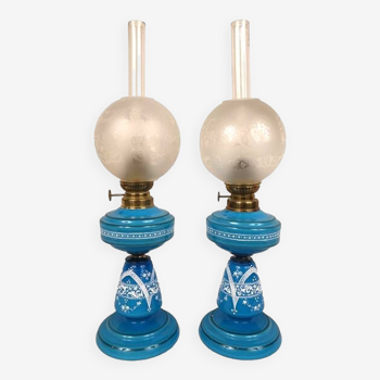 Paire de lampes à pétrole en opaline bleue à décor émaillé blanc