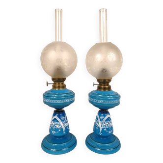 Paire de lampes à pétrole en opaline bleue à décor émaillé blanc