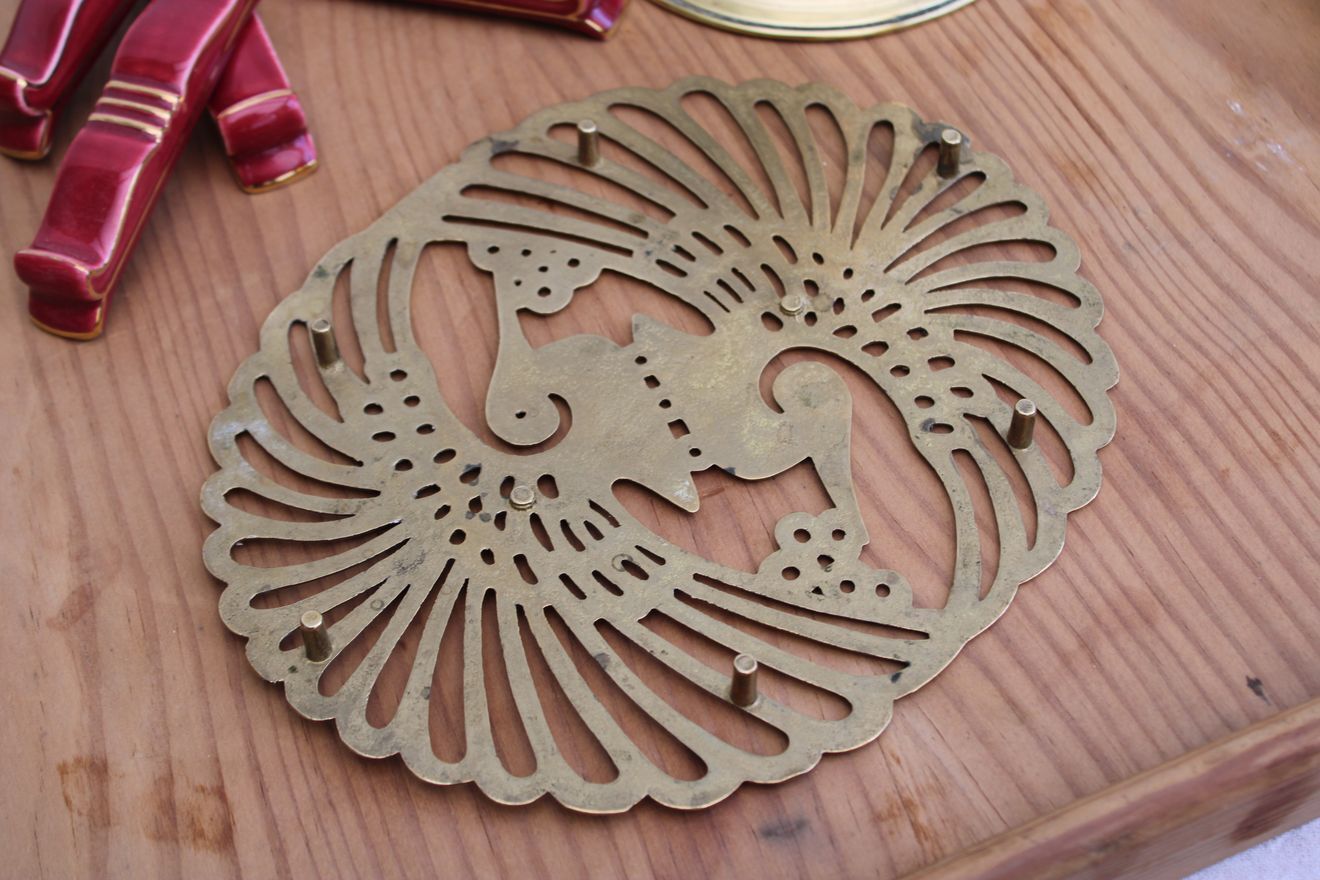 Golden table mat