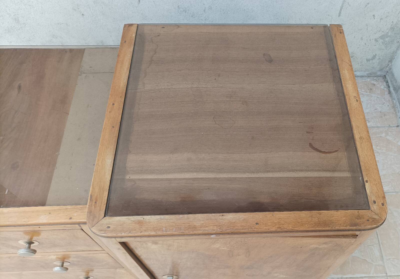 Art Deco buffet bar in walnut burl.
