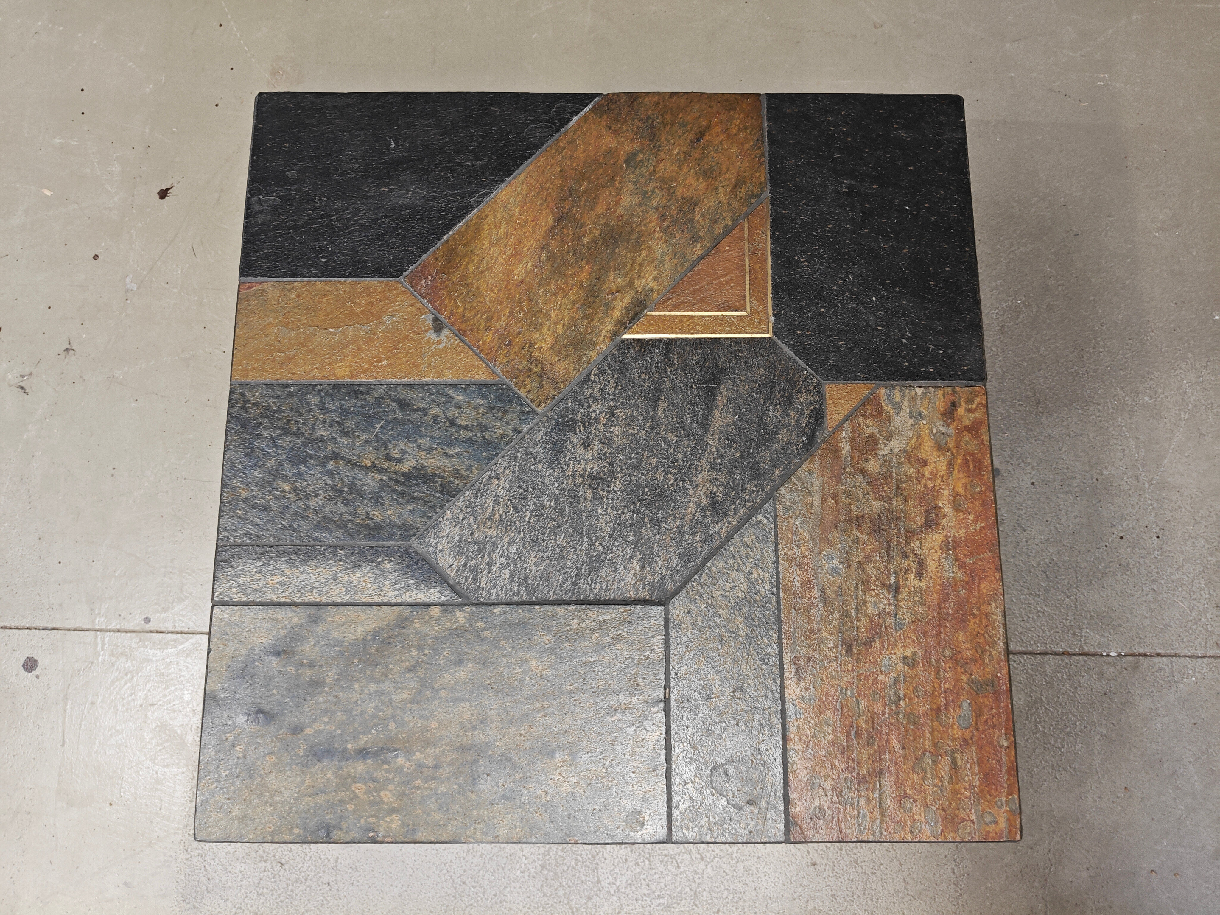 Table basse brutaliste en ardoise, années 1980