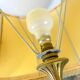 Lampe de style Louis XVI en bronze doré avec abat-jour jaune à franges – lampe ancienne élégante vintage