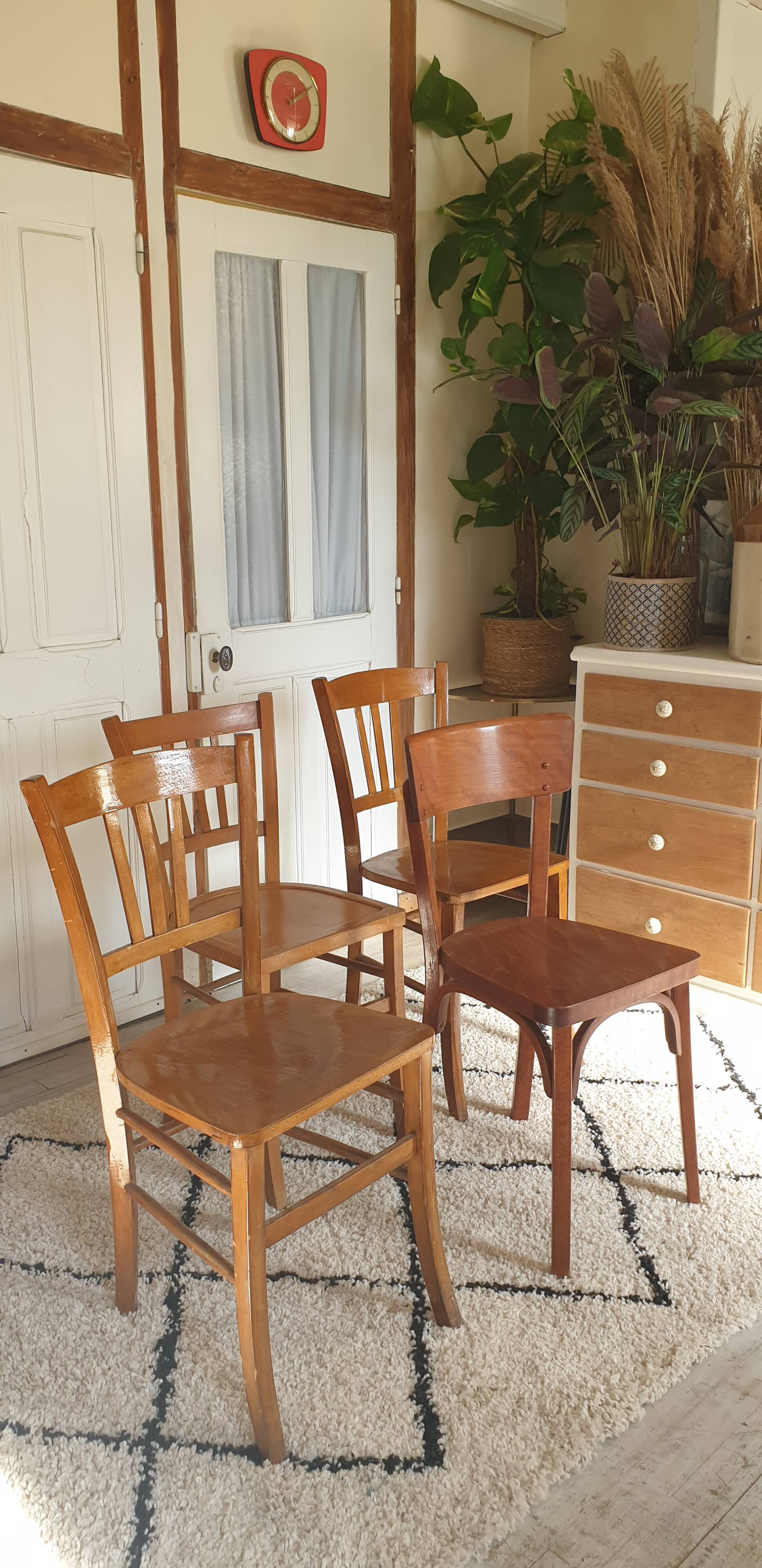 Quatre chaises bistrot