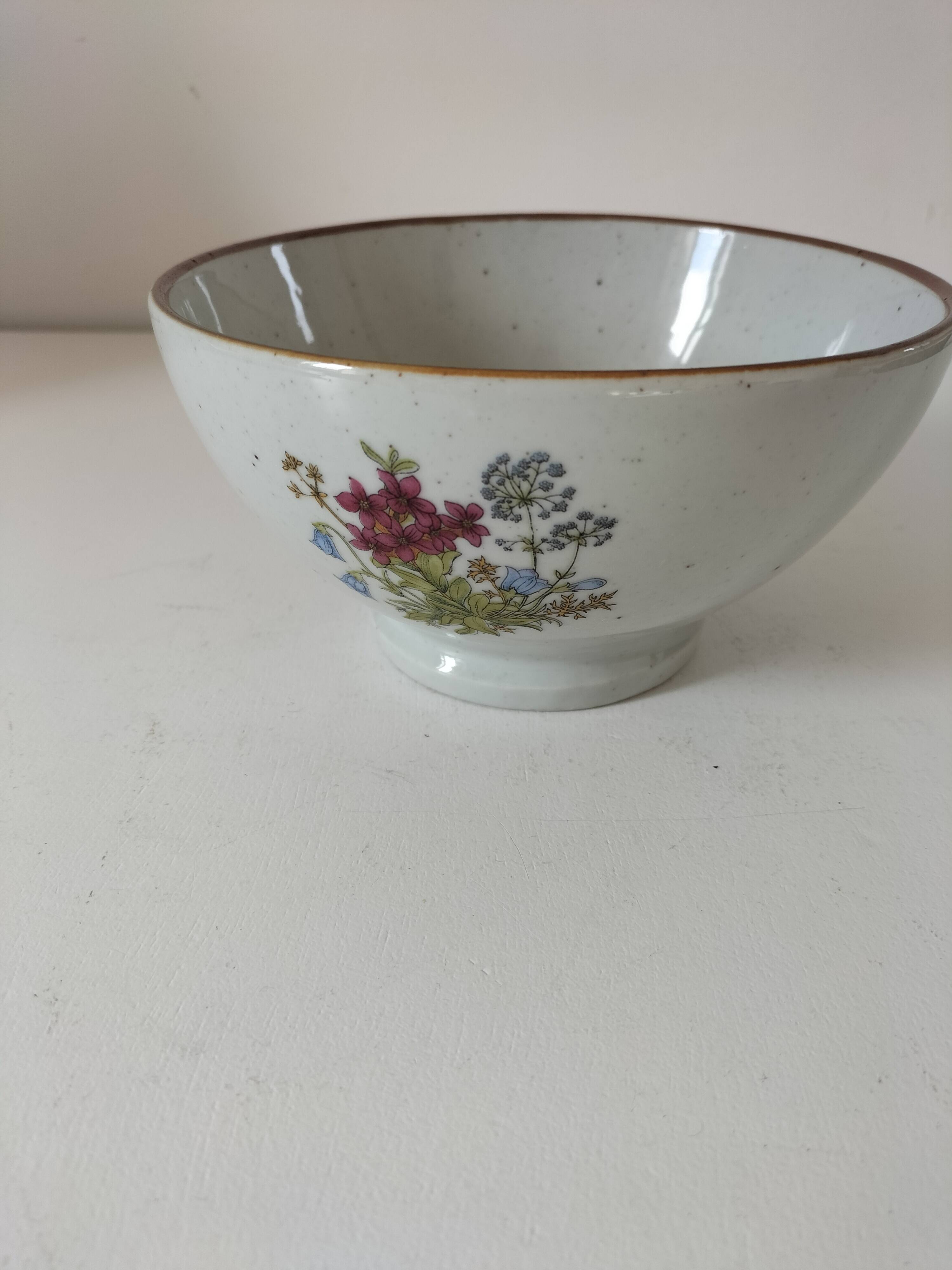 Large light grey speckled earthenware bowl with floral decoration – 1960s–1970s