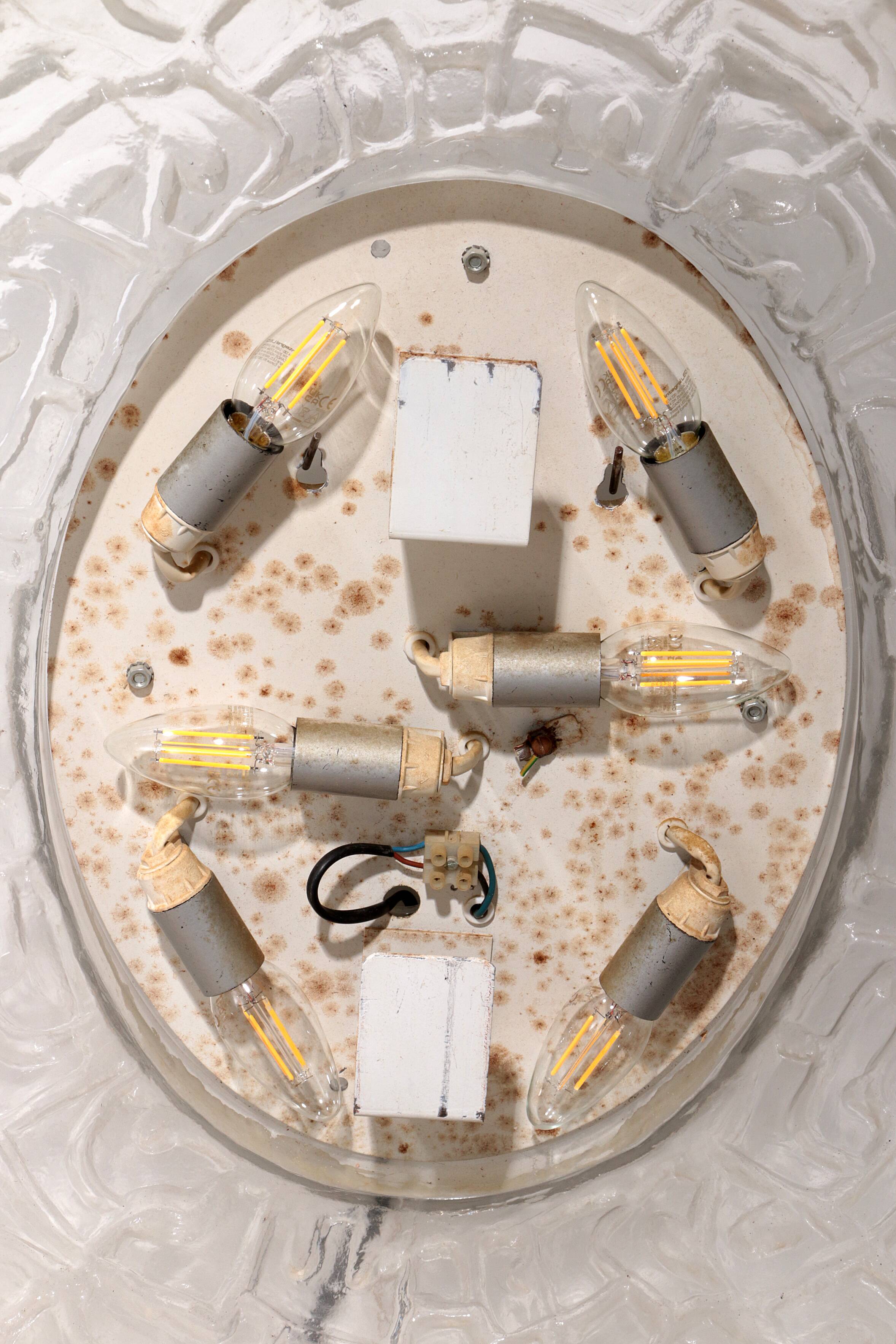 Miroir mural de salle de bain ovale avec éclairage et bord en plexiglas - Hillebrand