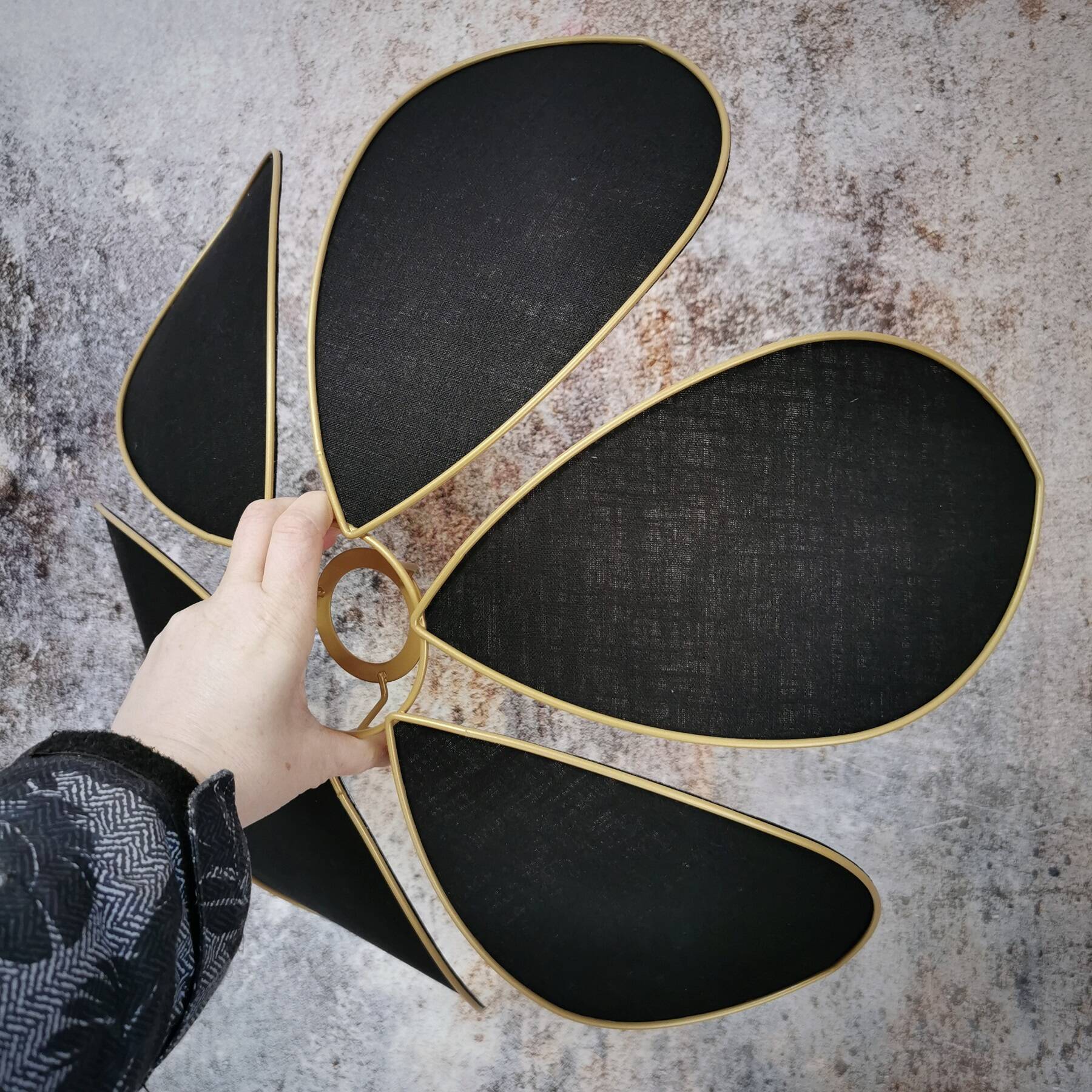 Flower suspension with metal structure and 6 black linen petals