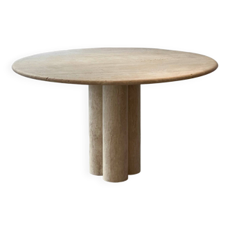 Table à manger circulaire en travertin.