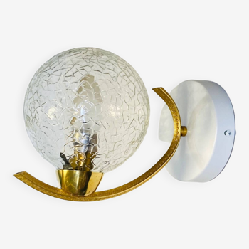 Swan neck wall light in gold metal and cracked glass globe, white metal rosette