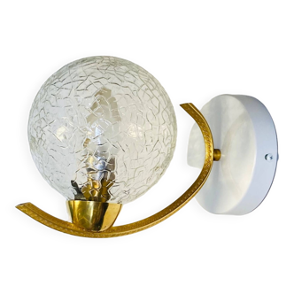 Swan neck wall light in gold metal and cracked glass globe, white metal rosette