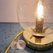 Lampe à poser globe vintage en verre bullé