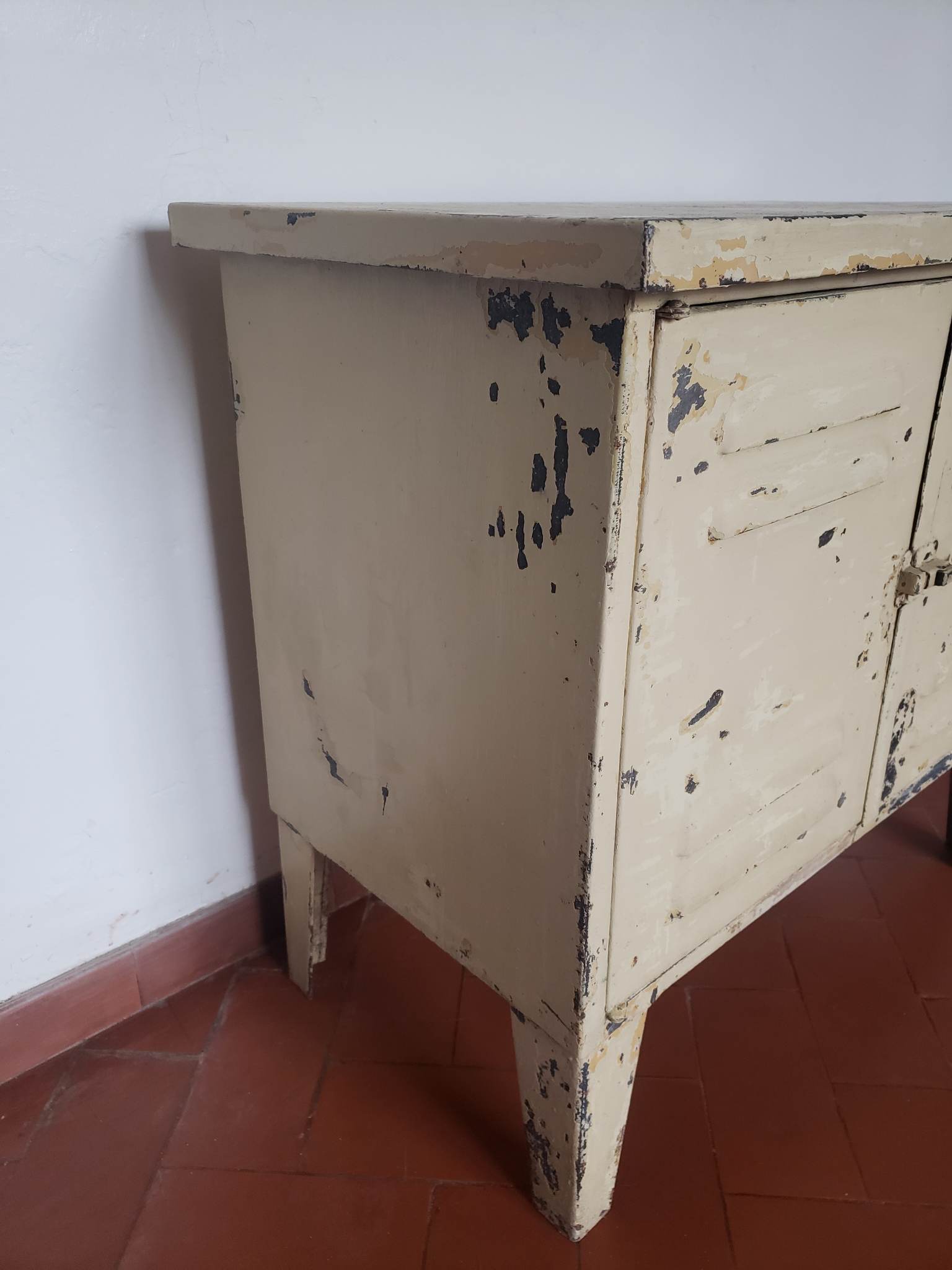 Low metal grunge cabinet