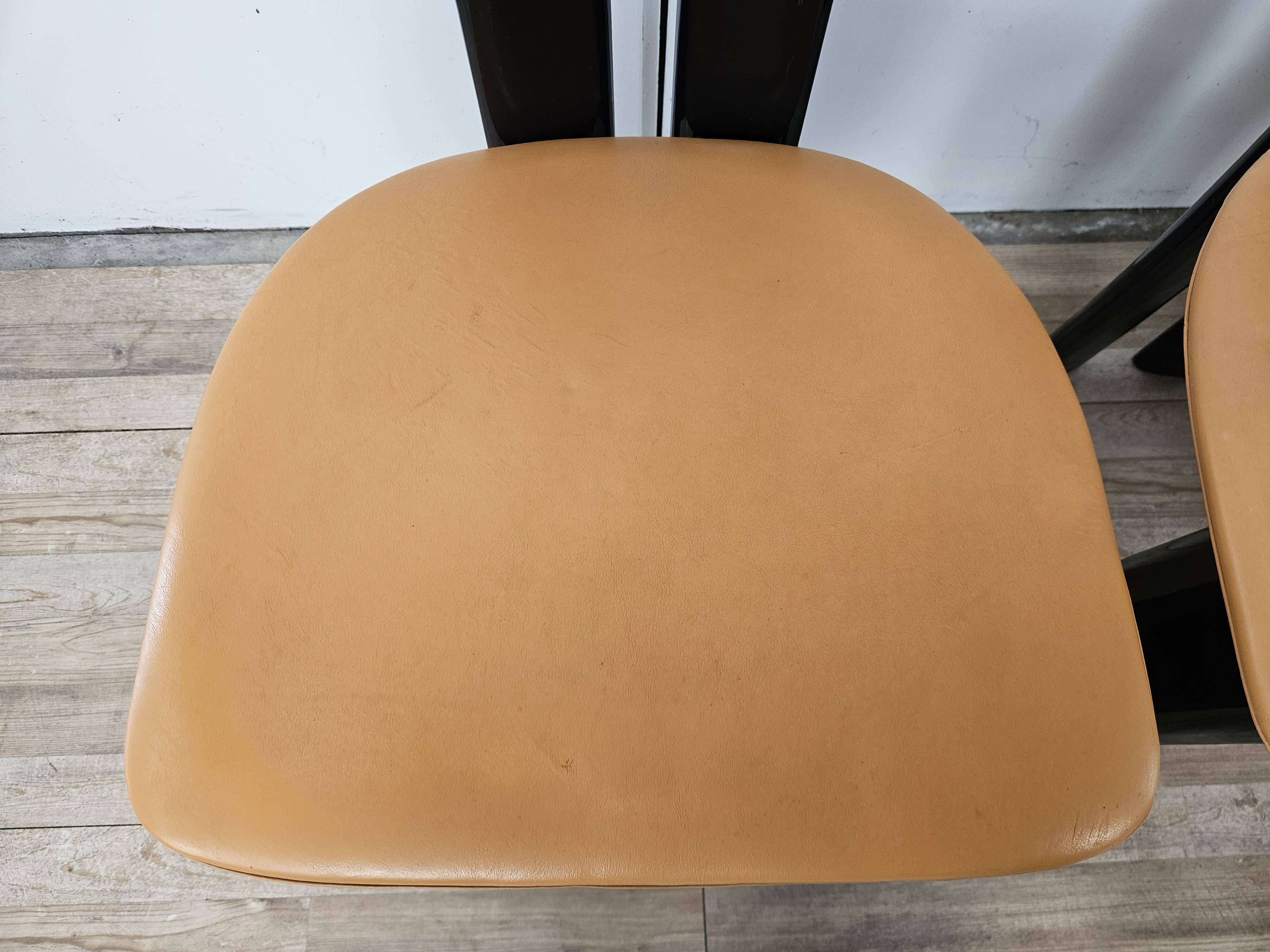 Ensemble de 6 chaises Pierre Cardin en bois laqué noir, 1970