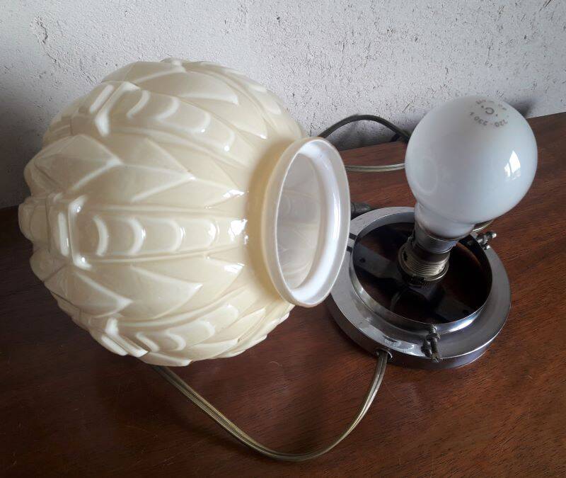 Authentic 20th-century Art Deco globe lamp in coloured glass.