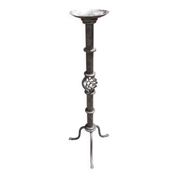 Bougeoir ou chandelier en fer forgé (hauteur 72 cm)