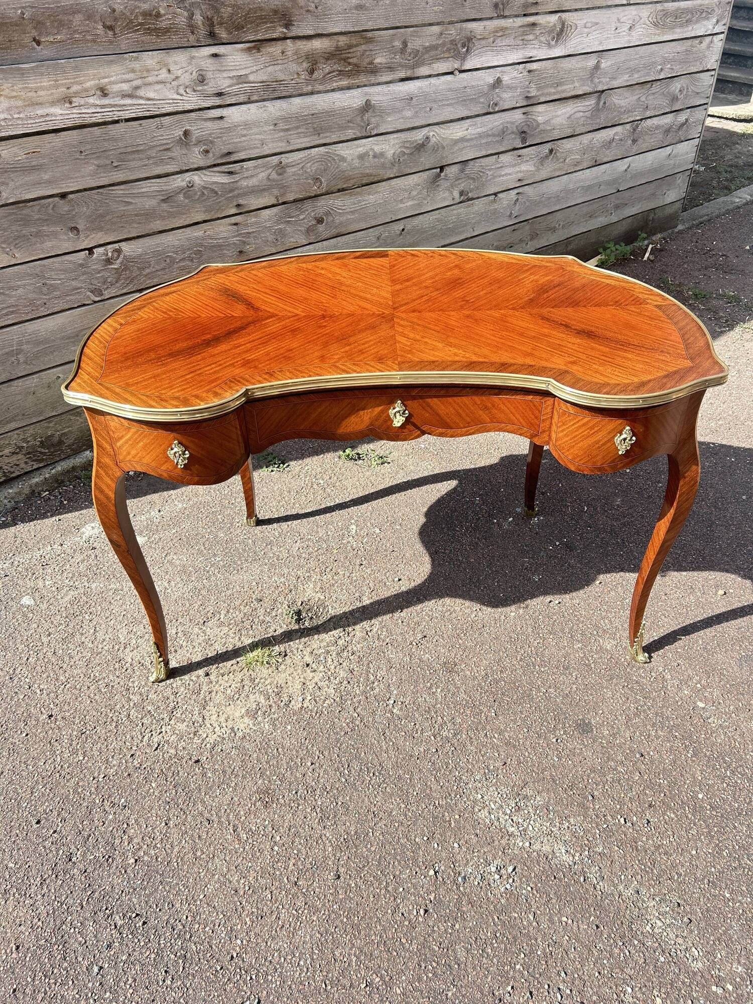Curved flat desk in Louis XV style