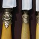 24 couteaux manche corne et viroles ouvragées