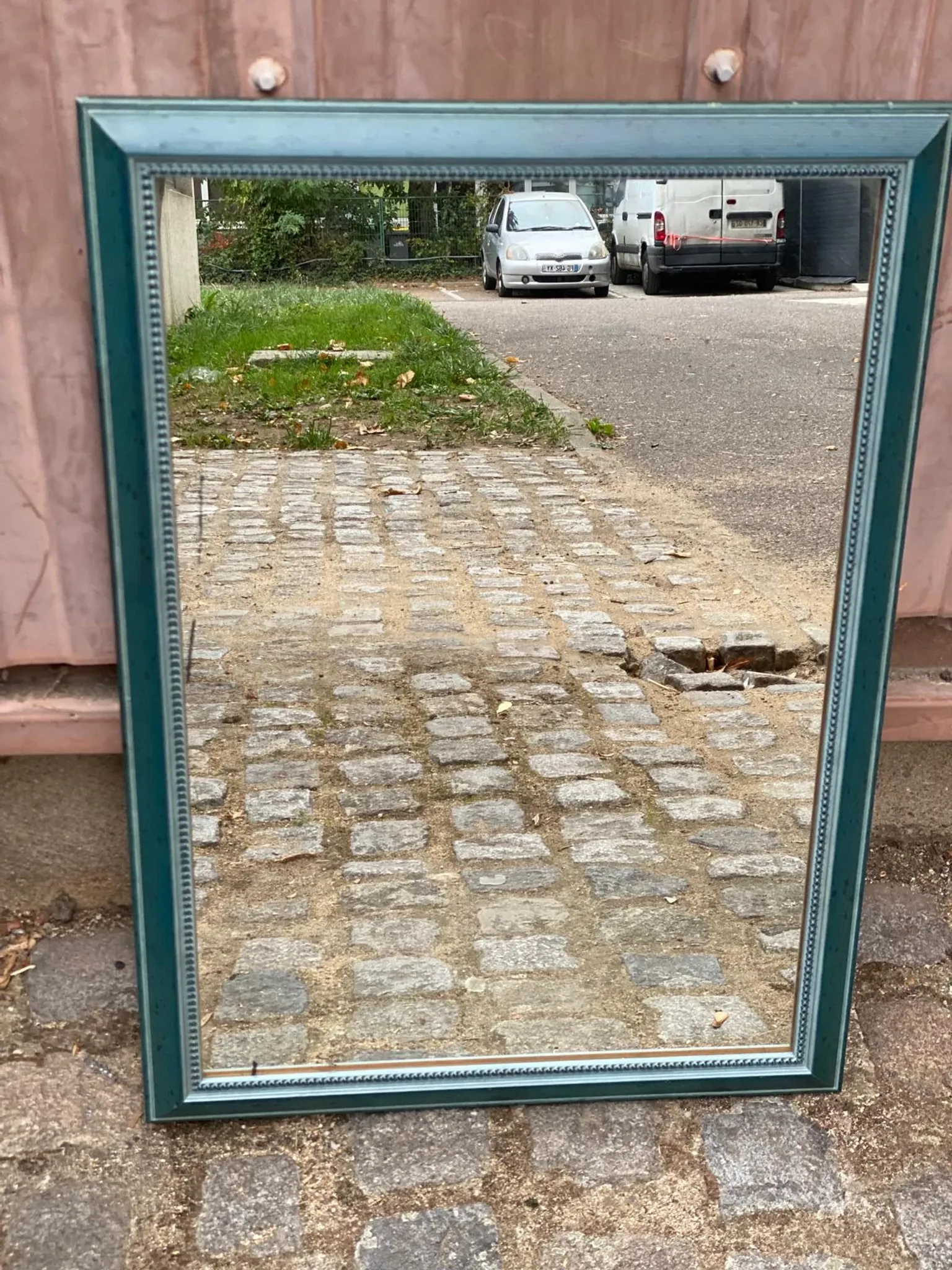 Miroir mural en bois bleu pétrole patiné et perlé