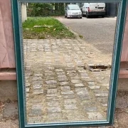 Miroir mural en bois bleu pétrole patiné et perlé