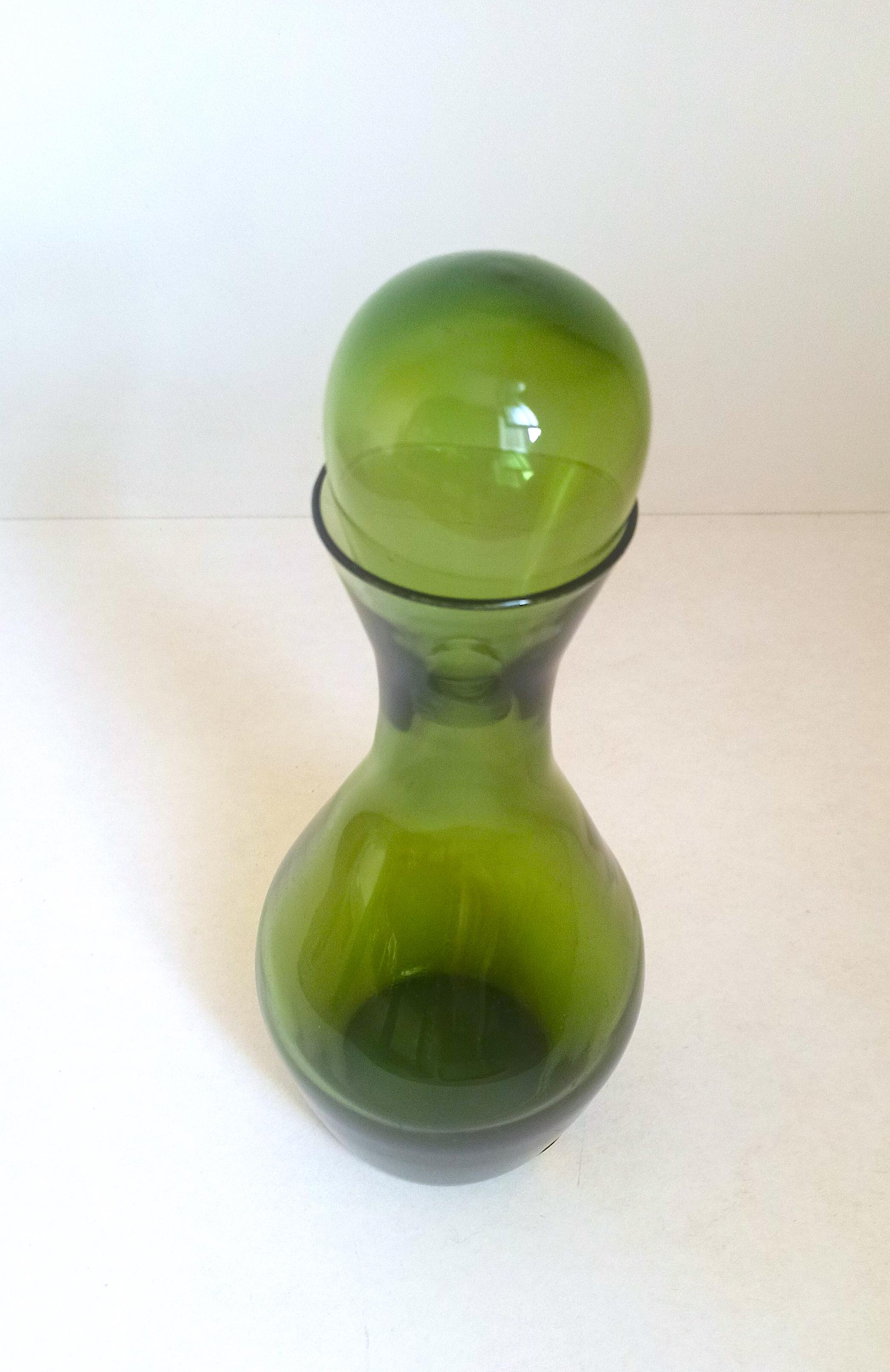Carafe and its cap 70s, height 28 cm