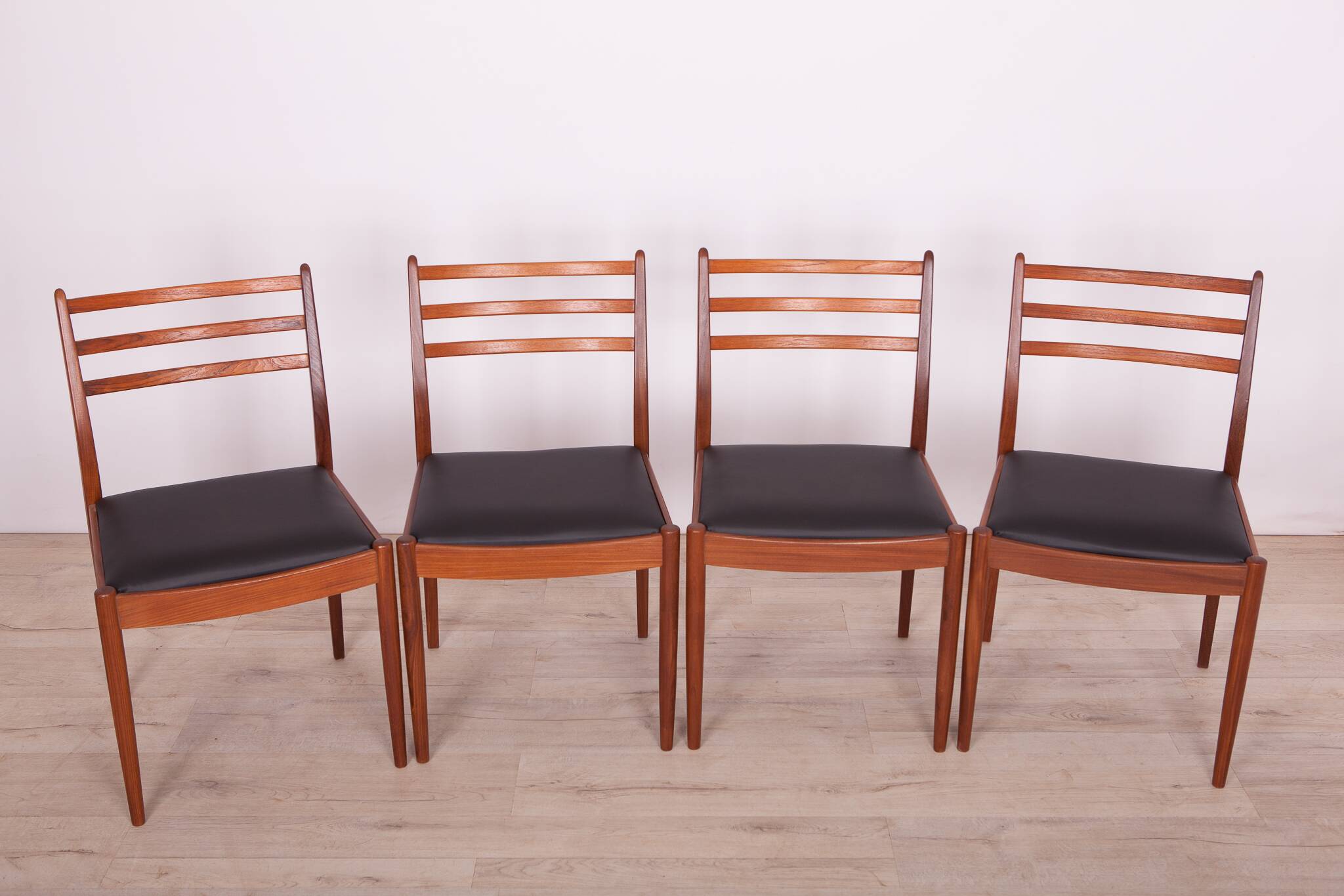 Chaises de Salle à Manger Vintage en Teck par Victor Wilkins pour G-Plan, 1960s, Set de 4