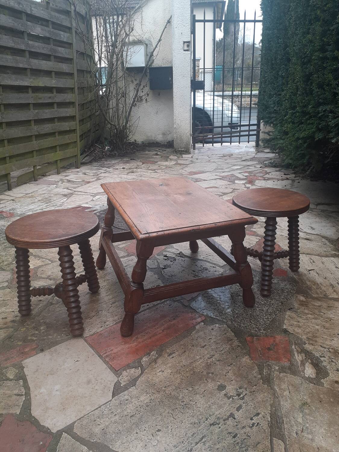 Low table with 2 small stools
